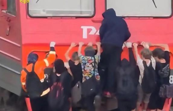 Группа подростков прокатилась на вагоне электрички в Екатеринбурге - Фото 1