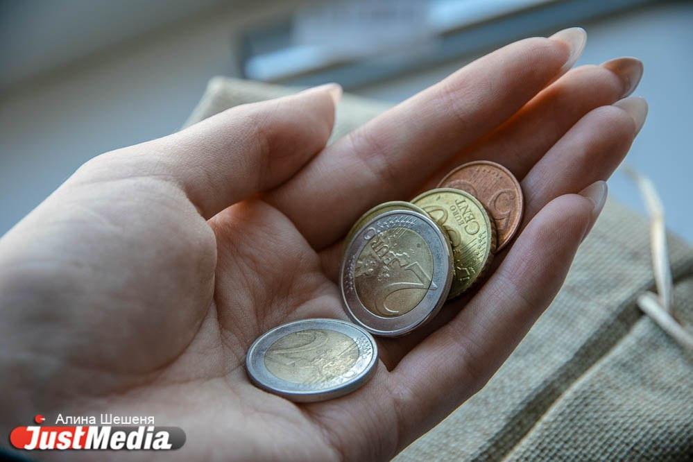 Две женщины обнаружили выброшенную мебель с 86 тысячами евро в Италии - Фото 1