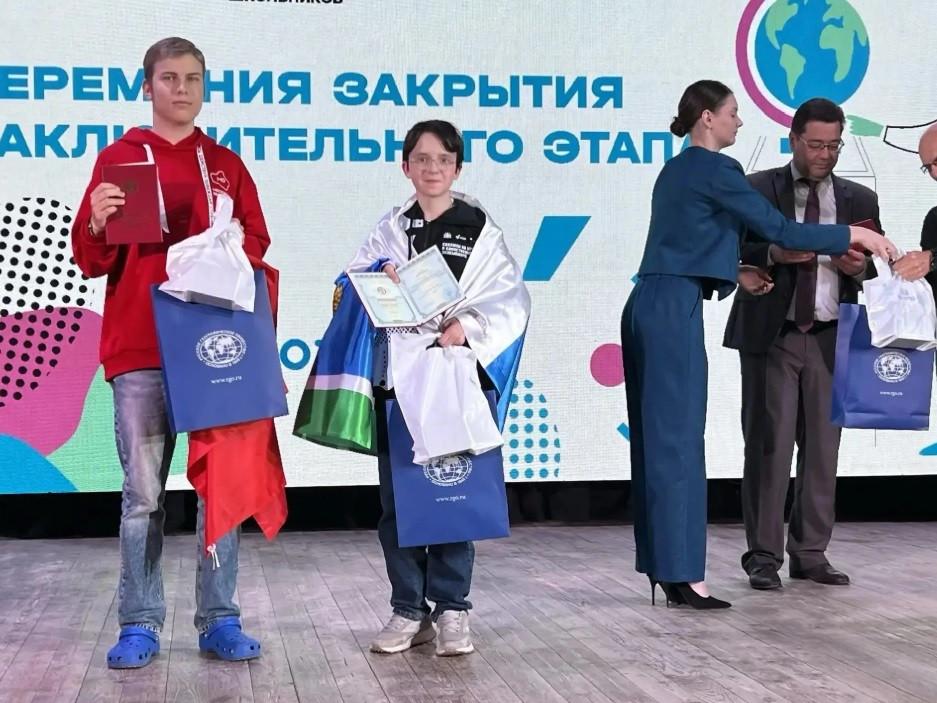 Почти 22 млн рублей на премии талантливым школьникам и их педагогам направил Денис Паслер - Фото 1