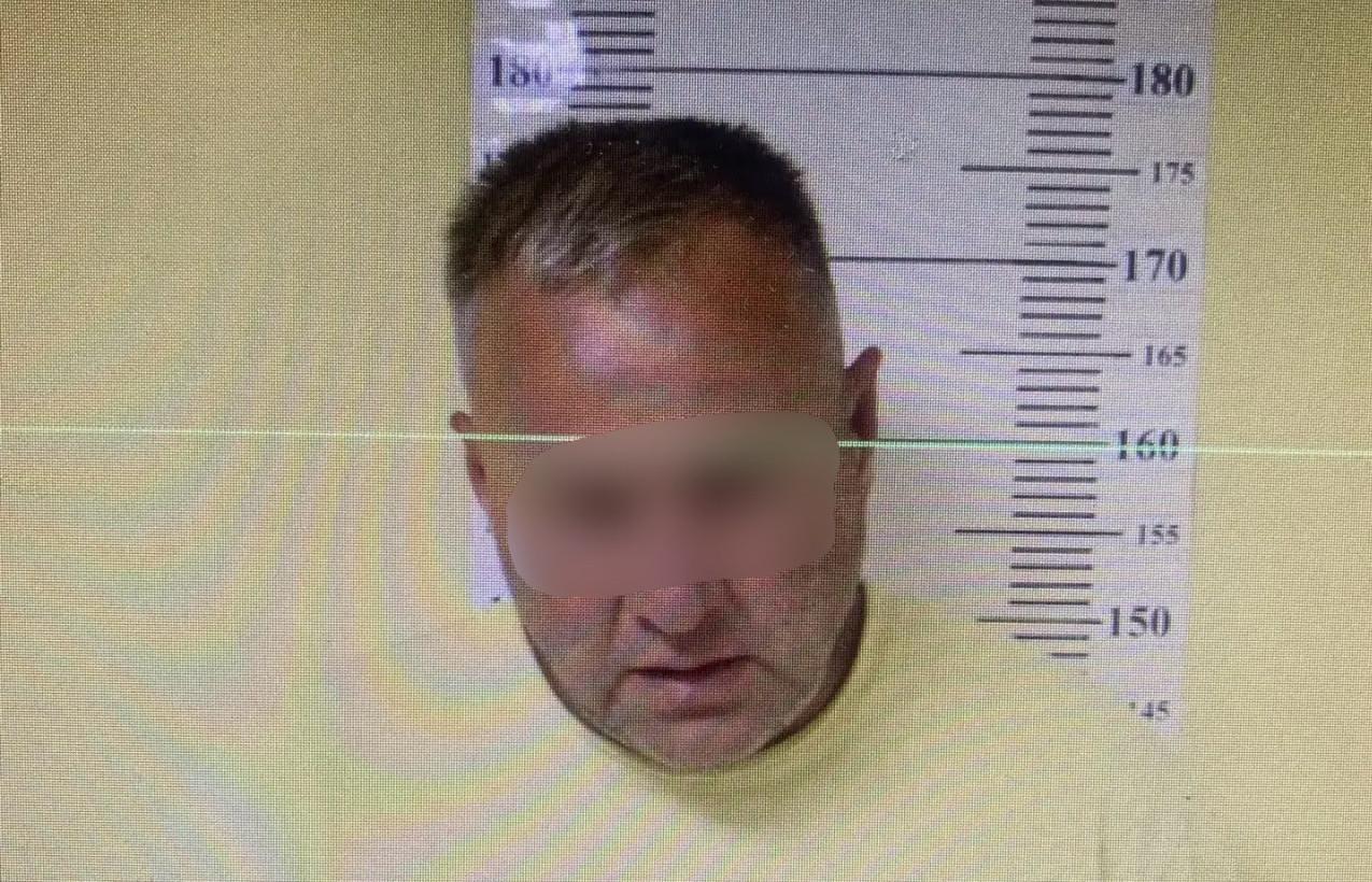 Полицейские задержали пьяного мужчину, которого не пустили в самолет в Кольцово - Фото 1