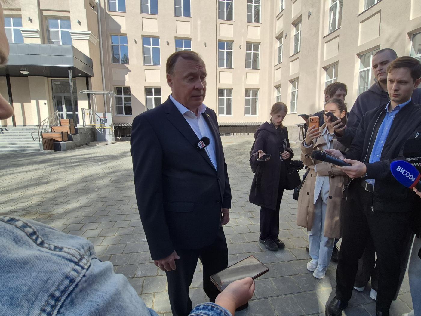 Алексей Орлов проинспектировал одну из старейших школ города после капитального ремонта - Фото 1