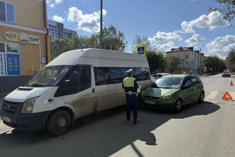 Автоледи на «Форде» столкнулась с микроавтобусом в Первоуральске - Фото 1