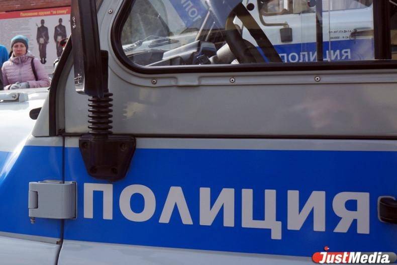 Толпа подростков жестоко избила прохожего возле Шарташского рынка в Екатеринбурге - Фото 1