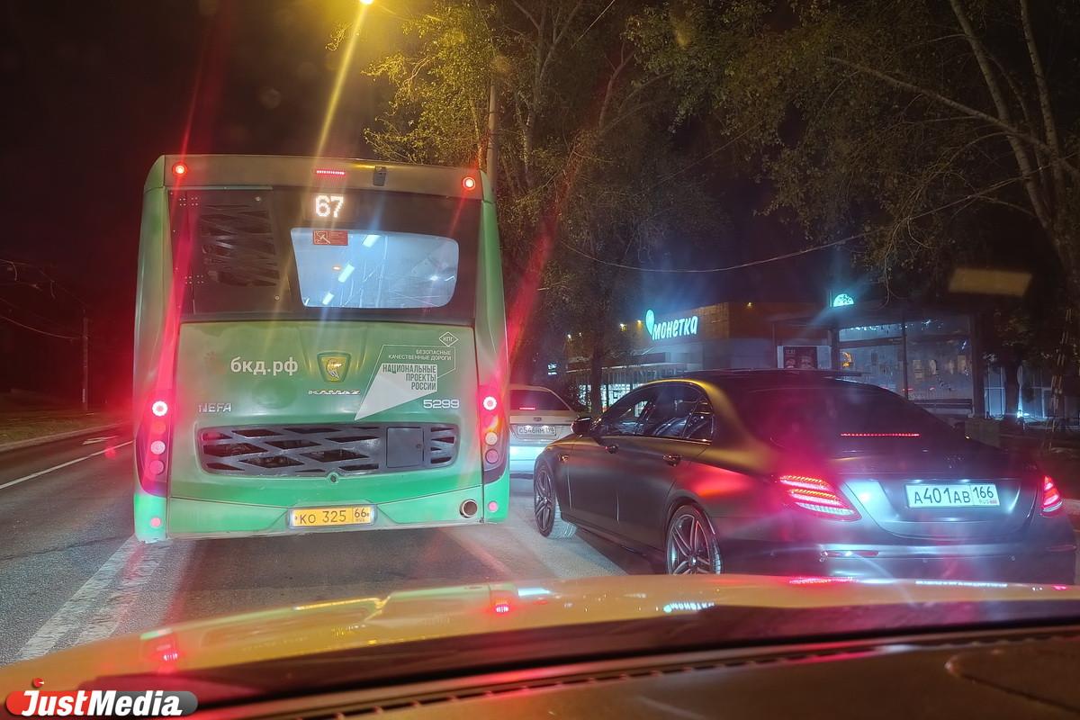 Экипажи ДПС стали дежурить в районе АЗС с очередями в Екатеринбурге - Фото 1
