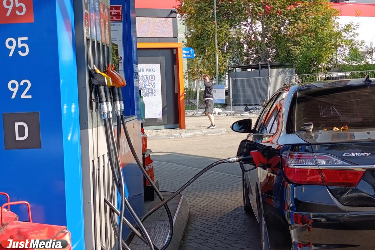 Популярные марки бензина стали дорожать в Свердловской области - Фото 1