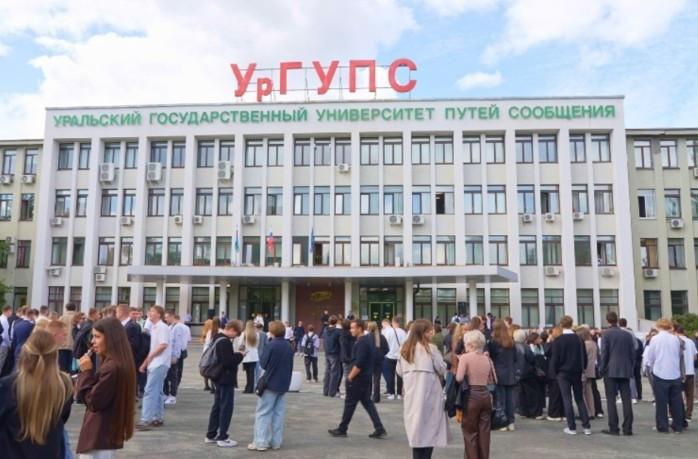 Руководители РЖД и СвЖД  поздравили студентов образовательных учреждений железнодорожного транспорта с Днем знаний - Фото 1