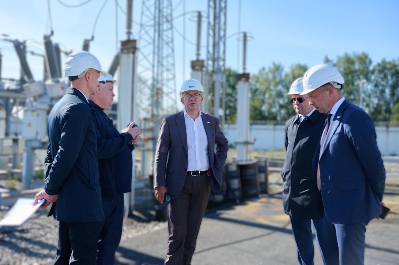 Глава «Россети Урал» проинспектировал ход реконструкции и строительства центров питания в пригороде Екатеринбурга - Фото 1