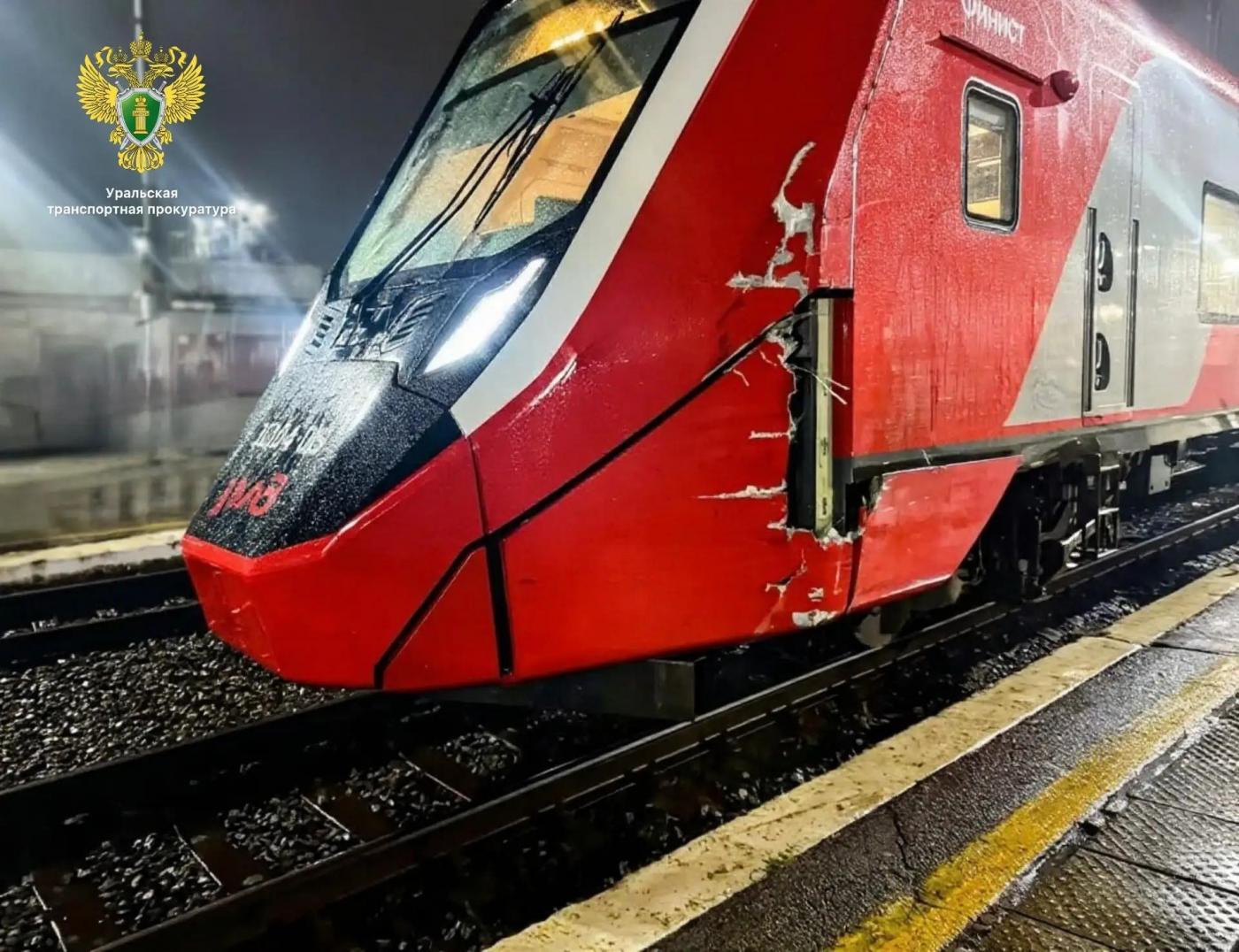 «Финист» из Екатеринбурга врезался в фуру на железнодорожном переезде в Пермском крае - Фото 1