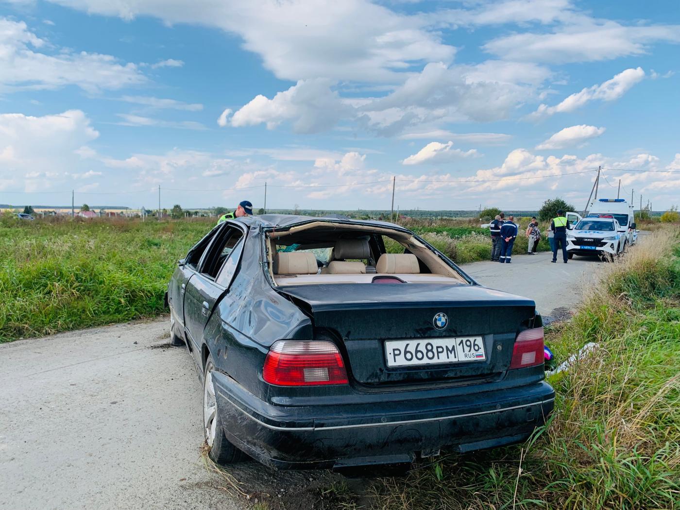Водитель BMW погиб, перевернувшись на пустой дороге под Екатеринбургом - Фото 1