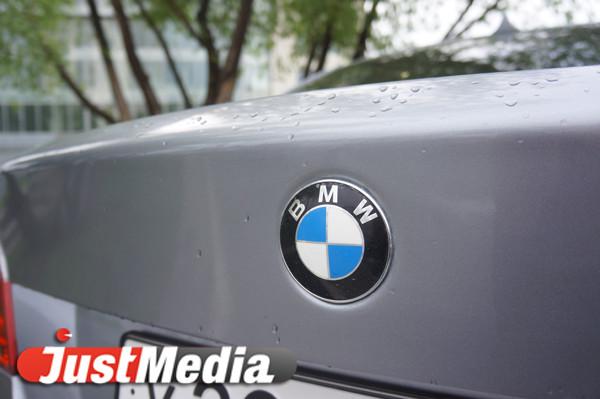 Водитель BMW X5 протаранил две иномарки, чтобы проучить их владельцев в Тюмени - Фото 1