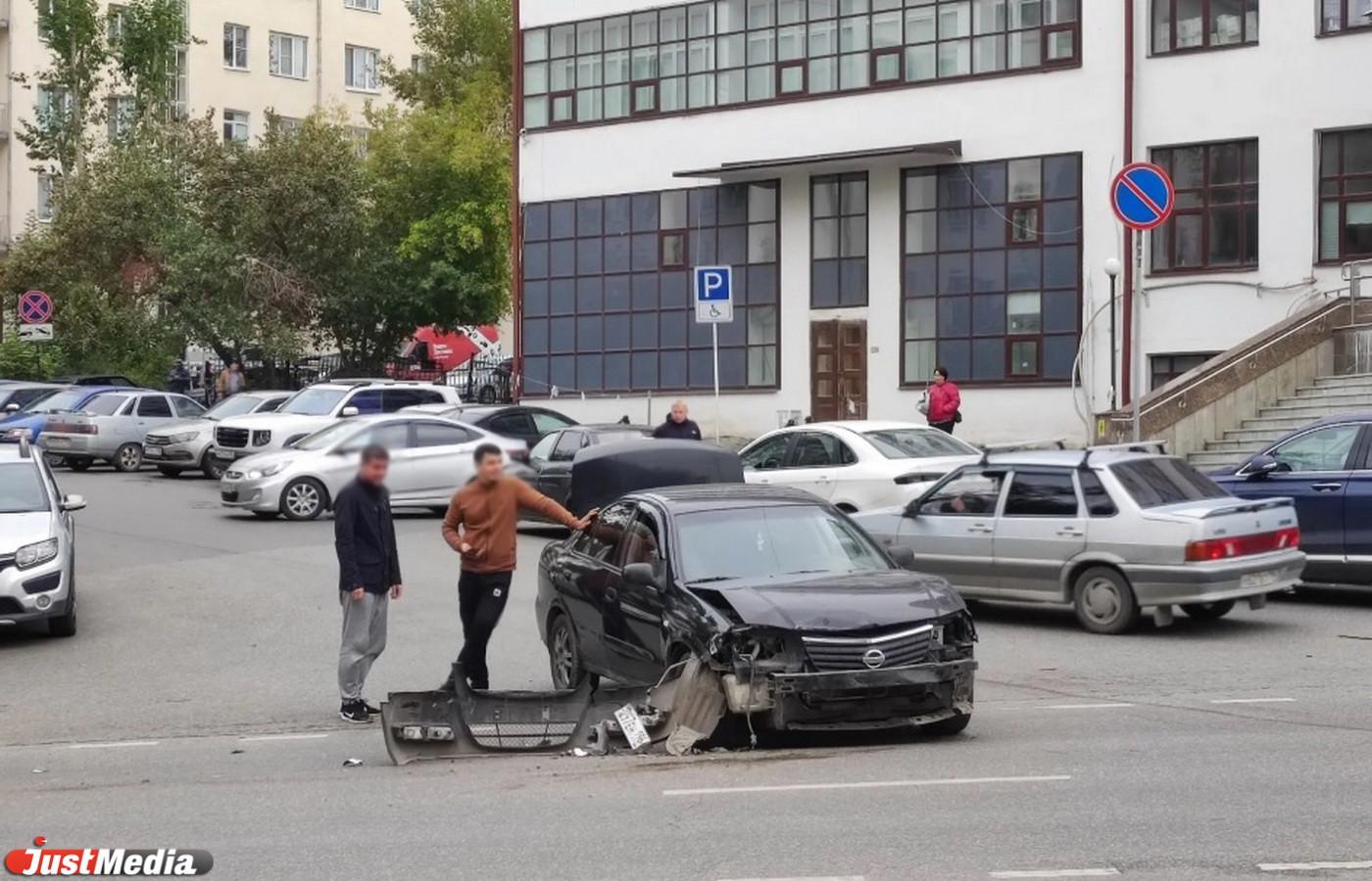 «Ниссан» и «Нива» не поделили дорогу у здания суда на ВИЗе - Фото 1