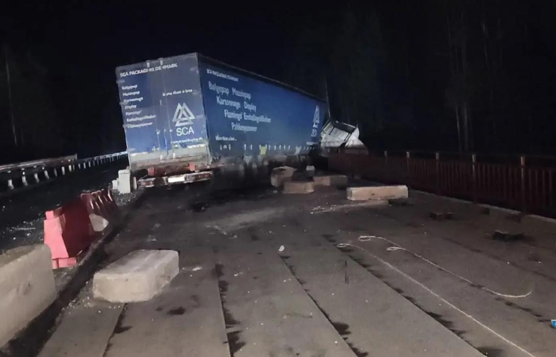 Кабина МАЗа с прицепом свесилась с моста на Серовском тракте - Фото 1