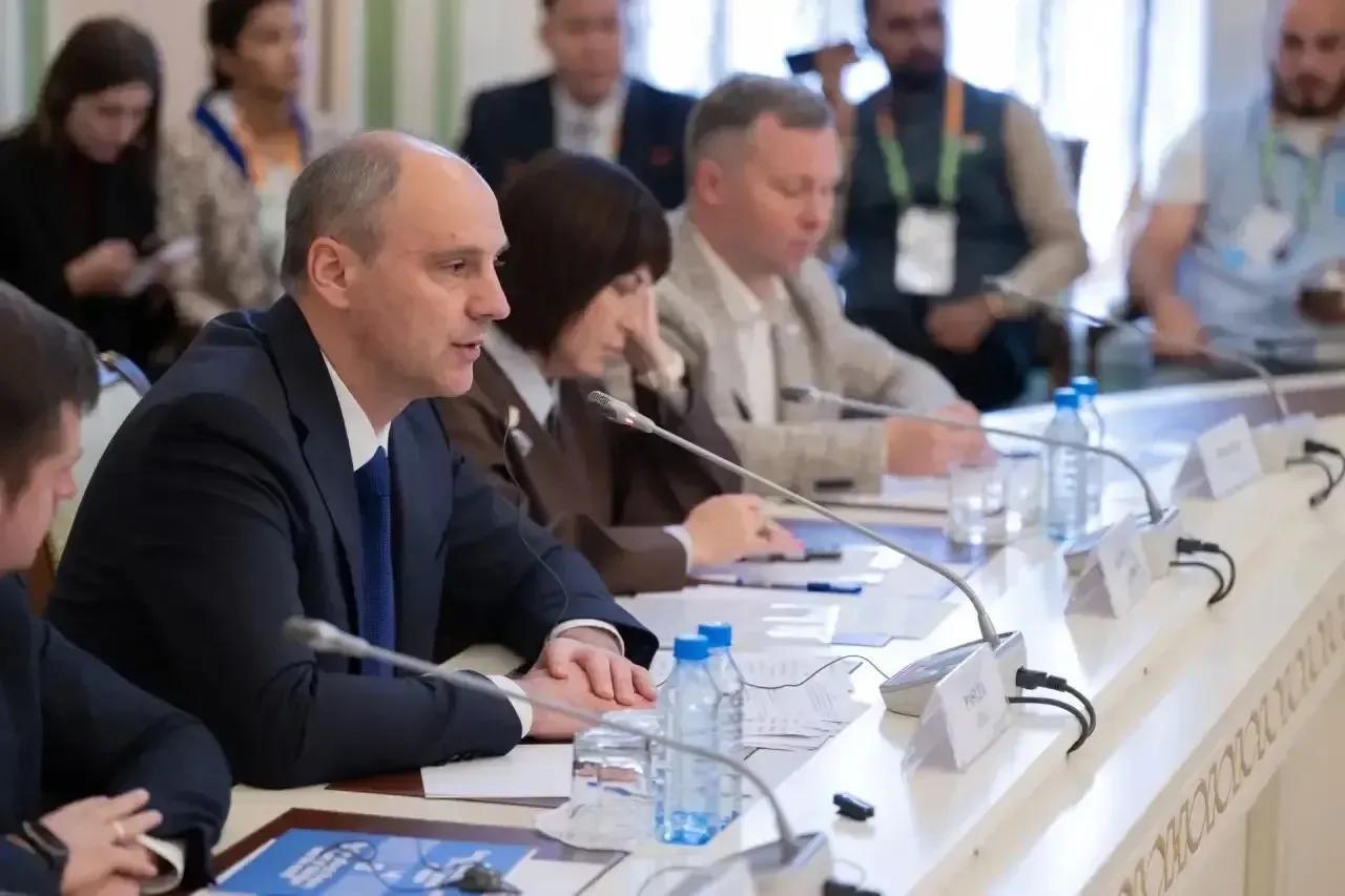 Денис Паслер встретился с кураторами молодежной политики иностранных государств в рамках МФМ в Екатеринбурге - Фото 1