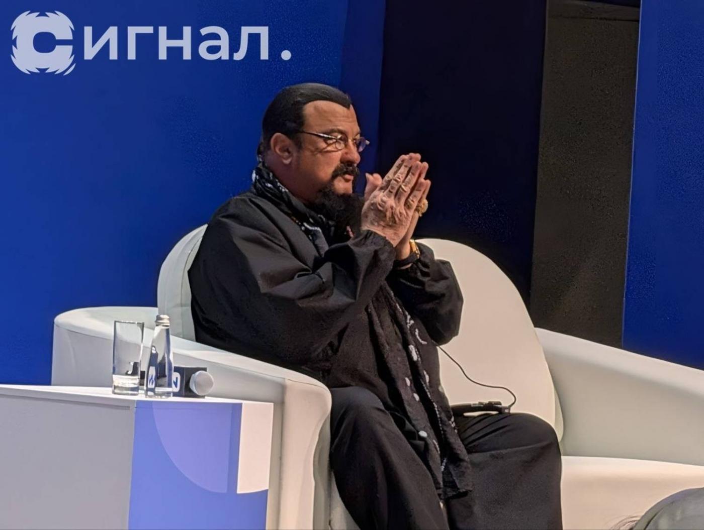 Стивен Сигал на Международном фестивале молодежи в Екатеринбурге назвал Владимира Путина своим ориентиром - Фото 1