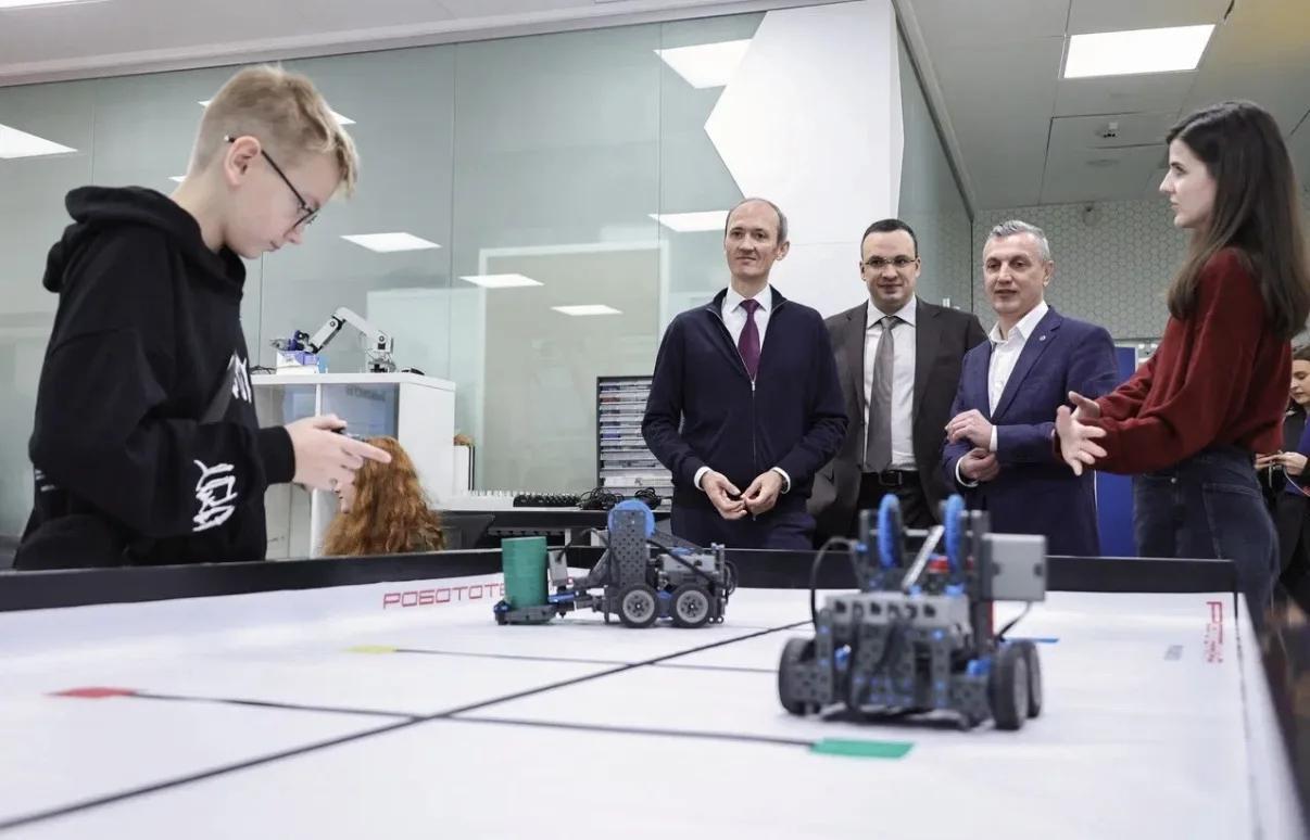 Вице-премьеру Дмитрию Григоренко презентовали уральскую инженерную школу - Фото 1