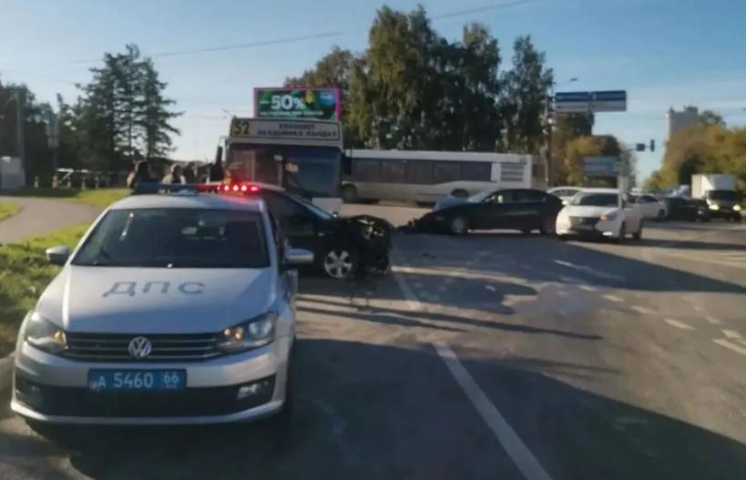 Водитель «Lexus» устроил массовое ДТП с автобусом на Вторчермете - Фото 1