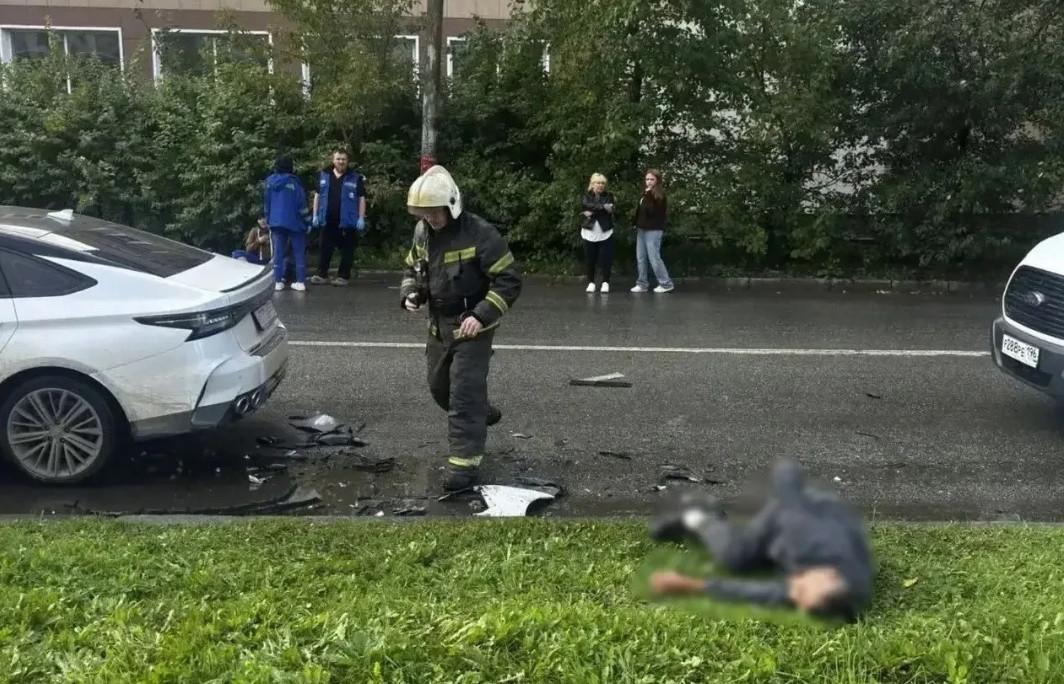 В свой выходной росгвардеец и полицейский задержали водителя, пытавшегося скрыться с места ДТП в Екатеринбурге  - Фото 1