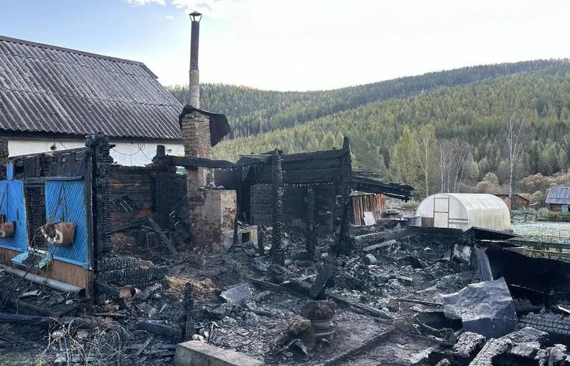 В МЧС назвали предварительную причину пожара, где погибла семья с ребенком в Иркутской области - Фото 1