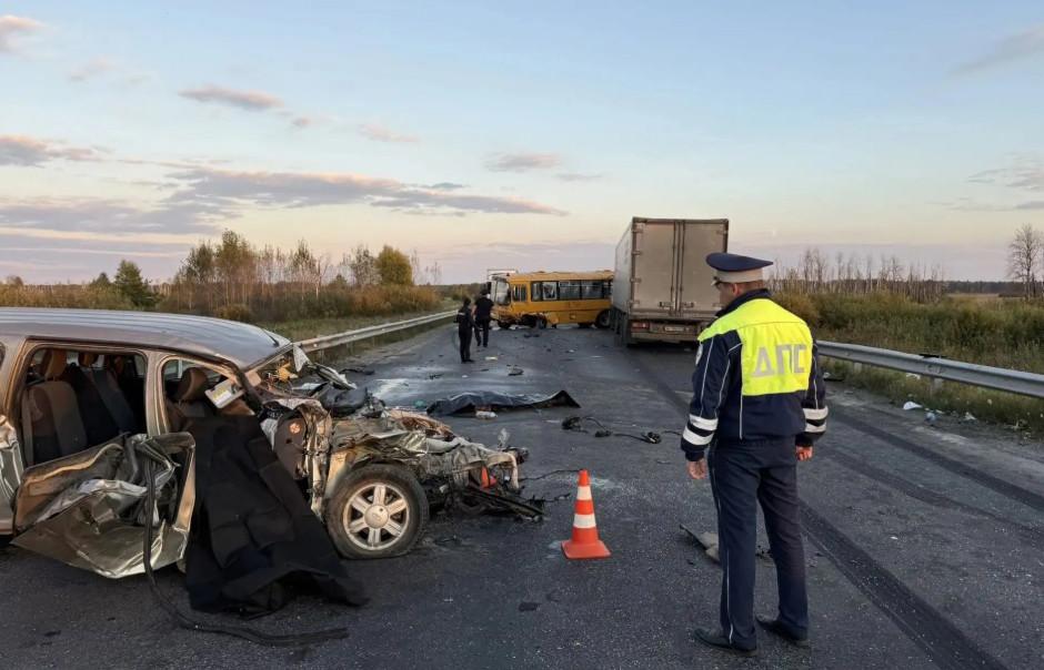 Три человека погибли в страшной аварии с участием автобуса и фуры под Каменском-Уральским - Фото 1
