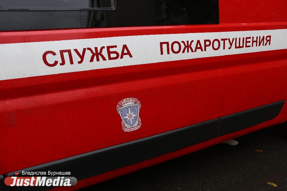 Огнеборцы спасли мужчину при пожаре в пятиэтажке в Каменске-Уральском - Фото 1