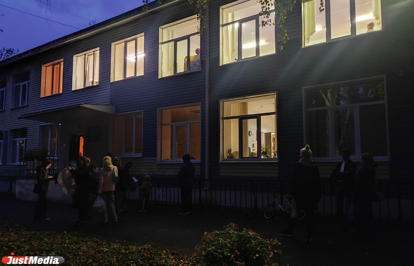 Родители ожидают своих дошкольников во время занятий в образовательном центре Екатеринбурга на улице  - Фото 1