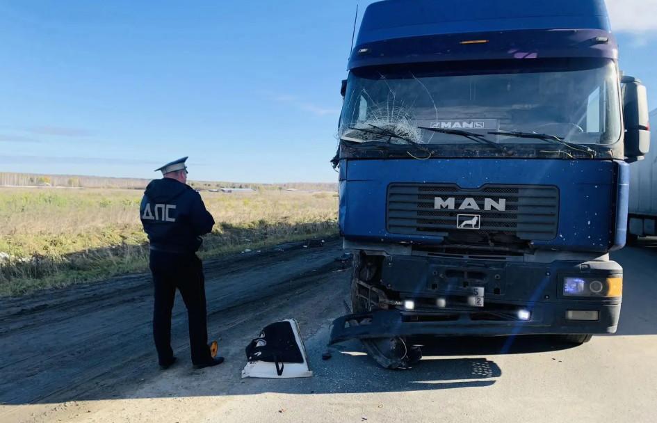 Водитель фуры насмерть сбил мужчину, ремонтировавшего грузовик на Тюменском тракте - Фото 1
