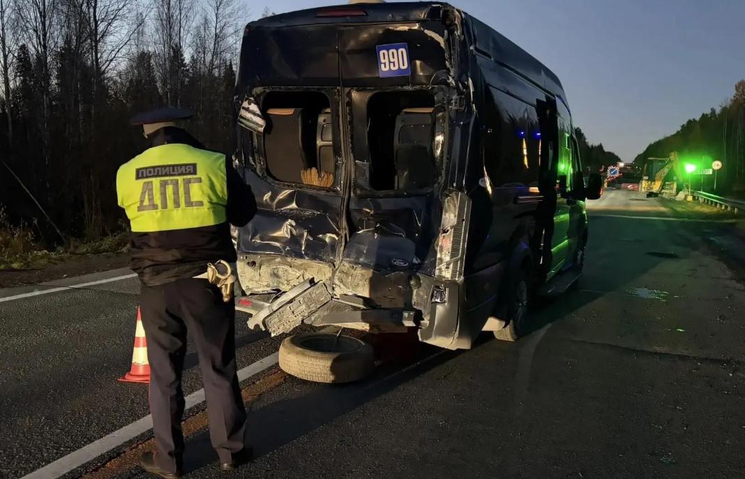 Пять пассажиров пострадали в столкновении двух автобусов в Свердловской области - Фото 1