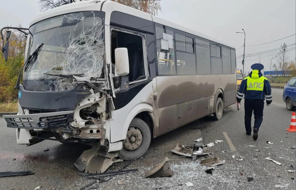 8 человек осматривают медики: грузовик протаранил пассажирский автобус в Березовском - Фото 1