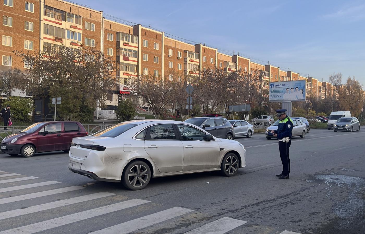 Автоледи на «Kaiyi E5» сбила пешехода, переходившего на красный в Первоуральске - Фото 1