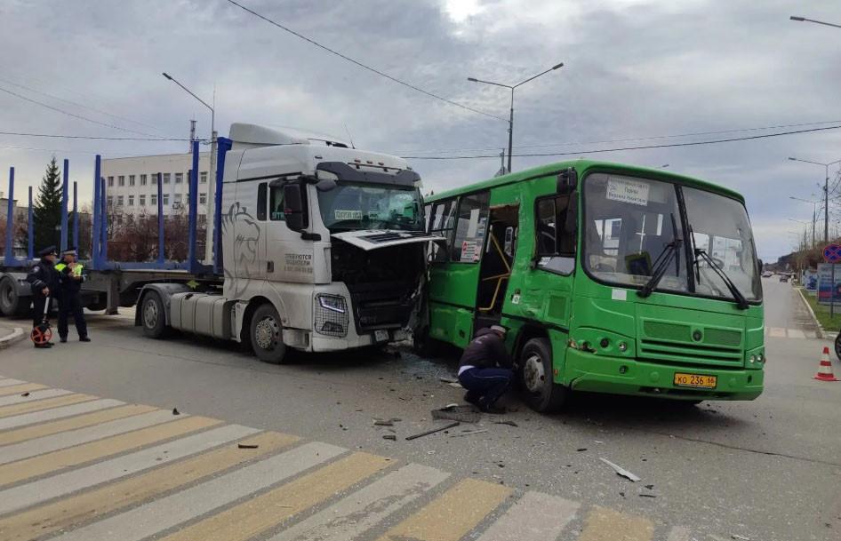 Три человека пострадали: водитель грузовика протаранил автобус в Красноуфимске - Фото 1