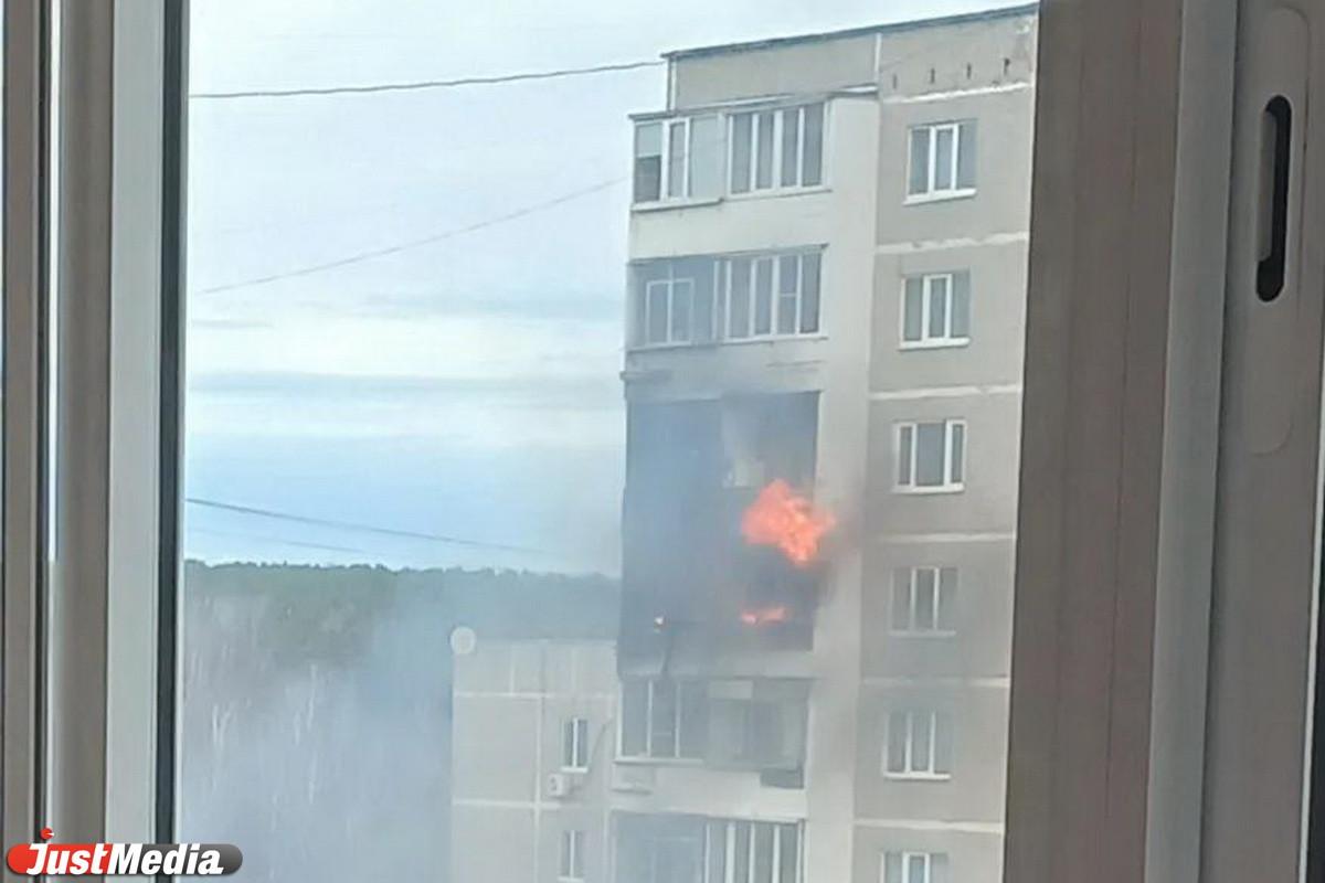 Крупный пожар охватил многоэтажку на Компрессорном - Фото 1