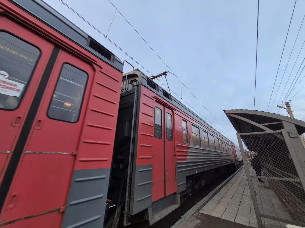 Порядок курсирования некоторых пригородных поездов на СвЖД изменится в праздничный выходной 4 ноября - Фото 1