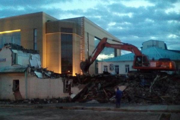 Минувшей ночью «Водоканал» снес здание у Храма-на-Крови. ФОТО, ВИДЕО - Фото 2