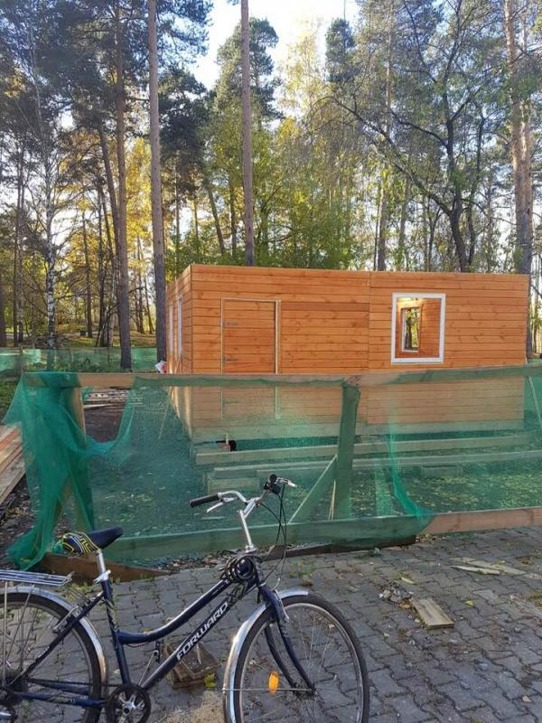 В ЦПКиО начали собирать усадьбу Деда Мороза. ФОТО - Фото 2