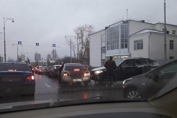 Екатеринбург погряз в пробках после обильного снегопада - Фото 3