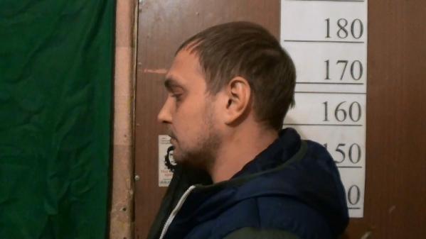 На ВИЗе пьяный екатеринбуржец вышел на балкон и стал стрелять по окнам соседнего дома - Фото 3