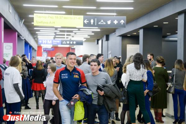 Несколько тысяч свердловских VIP-ов и тонкий троллинг от Урганта. РЕПОРТАЖ с «Народной премии». ФОТО - Фото 2