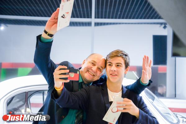 Несколько тысяч свердловских VIP-ов и тонкий троллинг от Урганта. РЕПОРТАЖ с «Народной премии». ФОТО - Фото 3