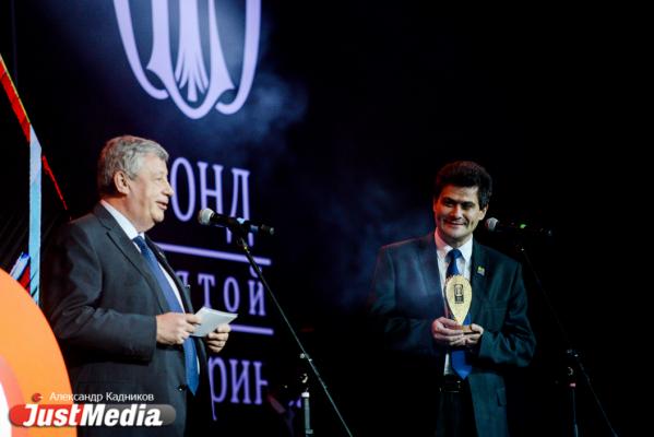 Несколько тысяч свердловских VIP-ов и тонкий троллинг от Урганта. РЕПОРТАЖ с «Народной премии». ФОТО - Фото 11