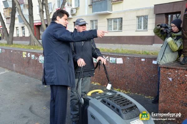 Мэр Екатеринбурга лично вымыл остановку на вокзале. ФОТО, ВИДЕО - Фото 3