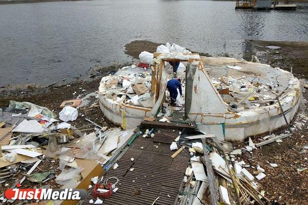 Рабочие могут не успеть завершить демонтаж полусферы с набережной Городского пруда до конца недели - Фото 3