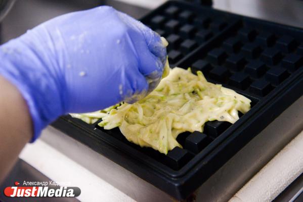 Вафли с икрой, печенье от Наины Ельциной и земляничный чай. JustMedia.ru предлагает альтернативные рецепты борьбы с осенней хандрой. ФОТО - Фото 9