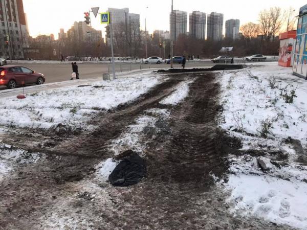 В Екатеринбурге в Заречном микрорайоне рабочие положили асфальт поверх снежного покрова - Фото 3