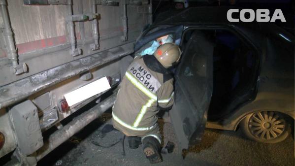 На Уралмаше в жуткой аварии с участием грузовика серьезно пострадали водитель и пассажир легковушки - Фото 6
