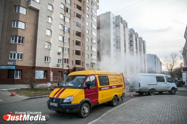 Несколько машин и первый этаж детсада ушли под воду, а переходить дорогу пешеходам помогают спасатели. Подробности аварии на ВИЗе - Фото 4