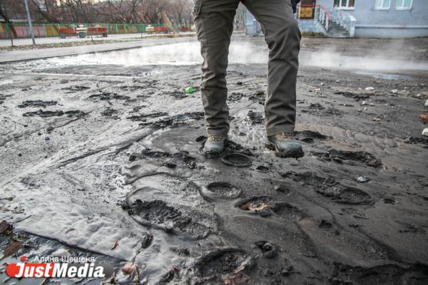 Несколько машин и первый этаж детсада ушли под воду, а переходить дорогу пешеходам помогают спасатели. Подробности аварии на ВИЗе - Фото 5