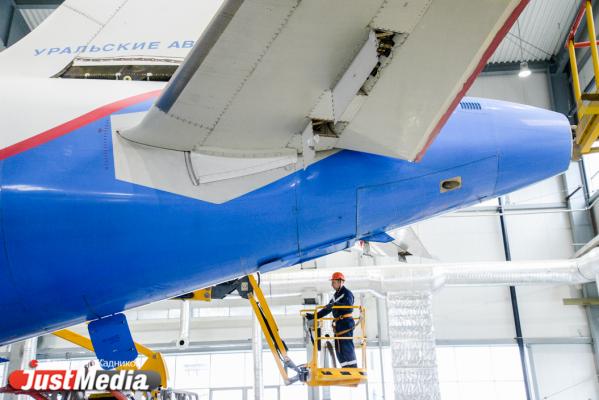 «При взлете и посадке колеса разогреваются до 600 градусов». JustMedia.ru побывал в ангаре для техобслуживания самолетов - Фото 5
