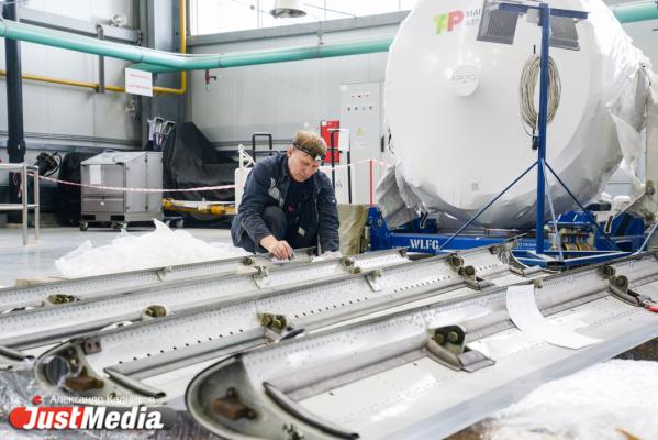  «При взлете и посадке колеса разогреваются до 600 градусов». JustMedia.ru побывал в ангаре для техобслуживания самолетов - Фото 7