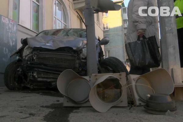 На 8 Марта кроссовер сбил трех пешеходов на тротуаре. Двухлетний малыш в коме - Фото 2