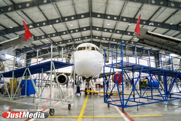  «При взлете и посадке колеса разогреваются до 600 градусов». JustMedia.ru побывал в ангаре для техобслуживания самолетов - Фото 2